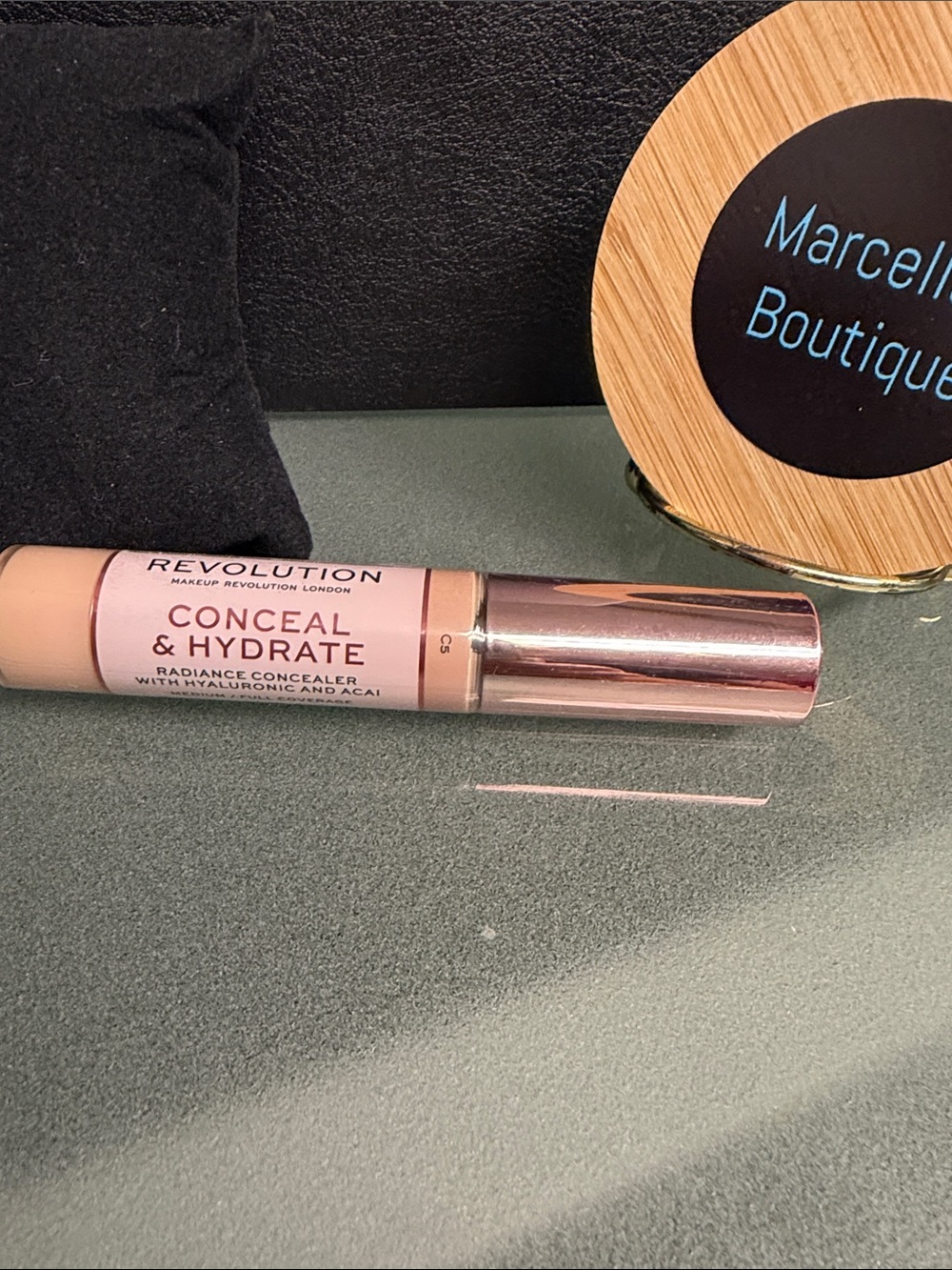 ❣️5/$25❣️Revolution Conceal & Hydrate Radiance Concealer -med